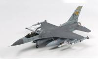 Tamiya F-16CJ avec Charges Externes